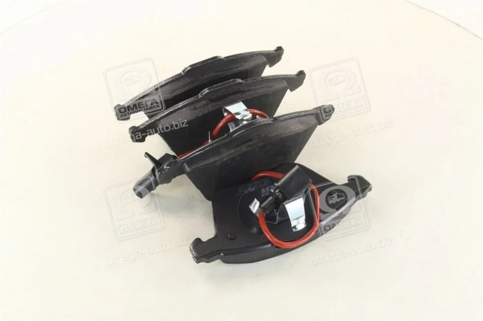 Комплект тормозных колодок переднего., AUDI A4 B5, A6 C5, ALLROAD C5 1.8-4.2 01.96-08.05 TRW GDB1528 (фото 1)