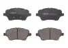 Комплект тормозных колодок переднего., FORD B-MAX, ECOSPORT, FIESTA, FIESTA VI, FIESTA VII, TOURNEO COURIER B460, TRANSIT COURIER B460 1.0-1.6D 06.08- ABE C1G064ABE (фото 1)