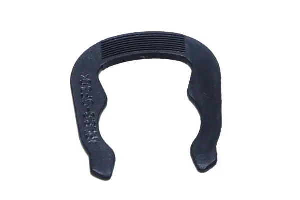 Скоба фіксатор патрубка VW Passat B5/B6/Audi A6 пластик MAXGEAR 27-0112 (фото 1)