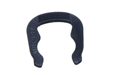 Скоба фіксатор патрубка VW Passat B5/B6/Audi A6 пластик MAXGEAR 27-0112